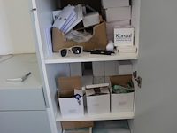 Relatiegeschenken en bedrijfsgerelateerde producten in linker keukenkast w.o. uitschuifbare keycoards, penn... - afbeelding 6 van  7