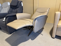 Relaxfauteuil, beige leder, elektrisch verstelbaar