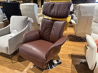 Relaxfauteuil, bruin leer, elektrisch verstelbaar, chromen poot - afbeelding 1 van  3