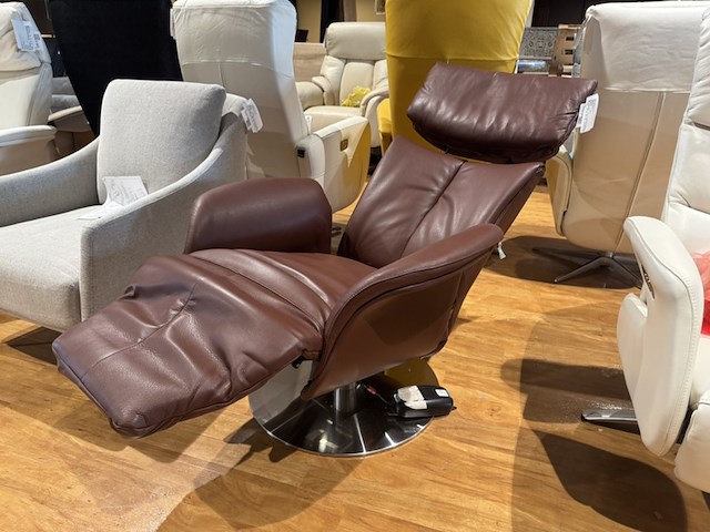 Relaxfauteuil, bruin leer, elektrisch verstelbaar, chromen poot - afbeelding 2 van  3