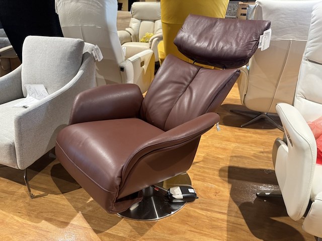 Relaxfauteuil, bruin leer, elektrisch verstelbaar, chromen poot - afbeelding 3 van  3