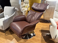 Relaxfauteuil, bruin leer, elektrisch verstelbaar, chromen poot - afbeelding 3 van  3