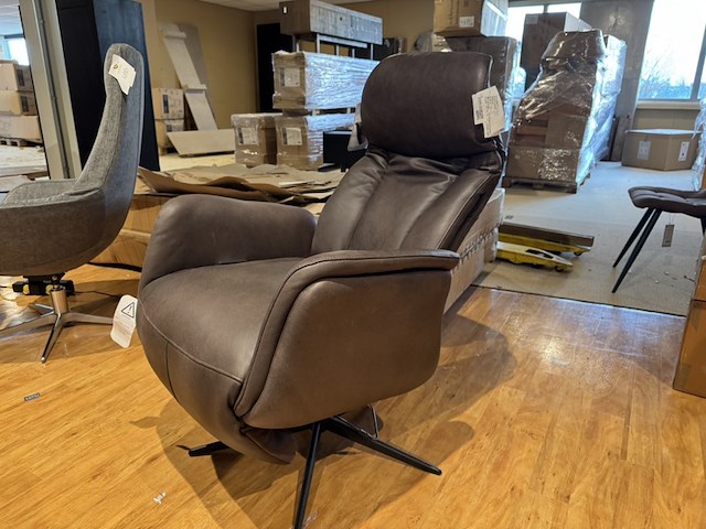 Relaxfauteuil, bruin leer, elektrisch verstelbaar, zwarte poot - afbeelding 1 van  6