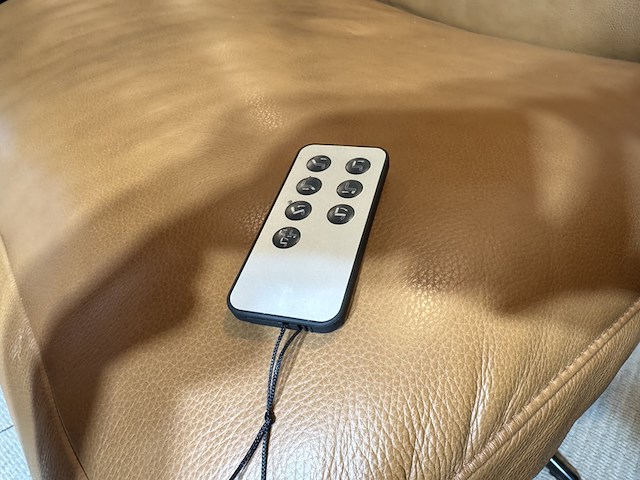 Relaxfauteuil, cognac leder, elektrisch verstelbaar, zwarte poot - afbeelding 4 van  4