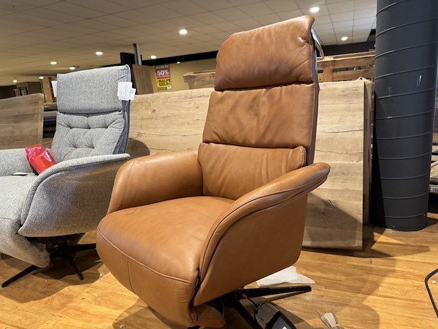 Relaxfauteuil, cognac leer, elektrisch verstelbaar, zwarte poot - afbeelding 1 van  5