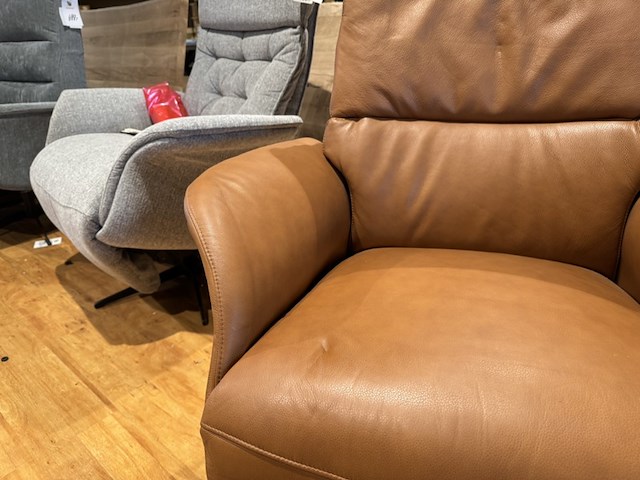 Relaxfauteuil, cognac leer, elektrisch verstelbaar, zwarte poot - afbeelding 4 van  5