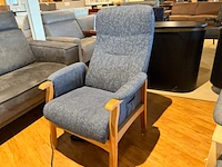 Relaxfauteuil elektrisch verstelbaar, maat medium sta op functie knudsen, blauwgrijs
