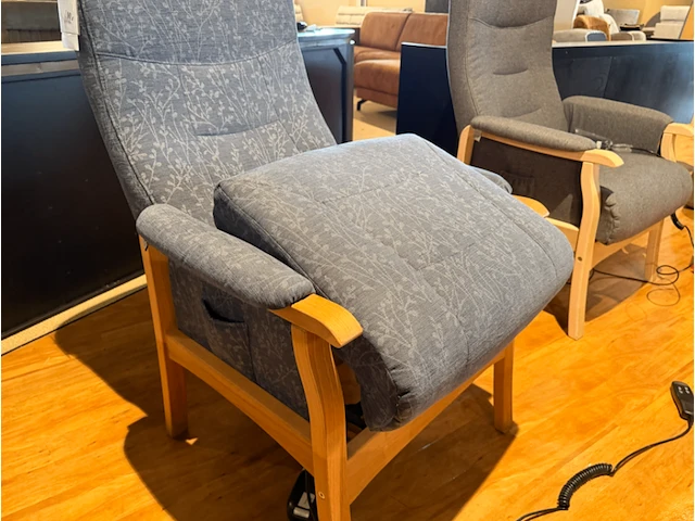 Relaxfauteuil elektrisch verstelbaar, maat medium sta op functie knudsen, blauwgrijs - afbeelding 8 van  8