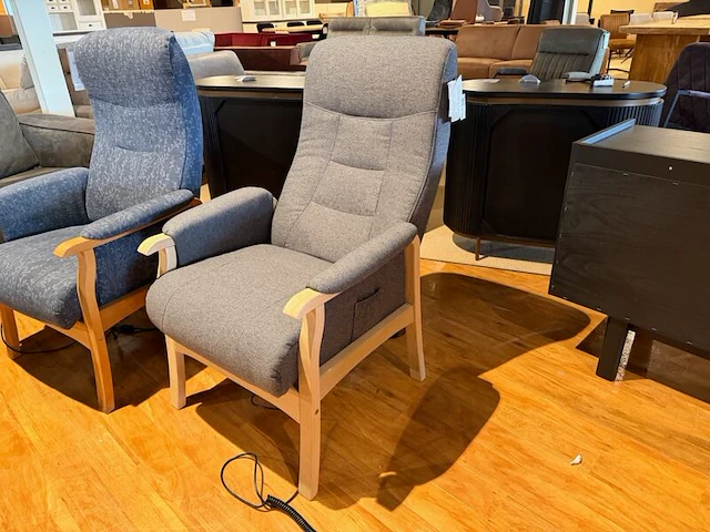 Relaxfauteuil elektrisch verstelbaar, maat medium sta op functie knudsen, grijs - afbeelding 1 van  7
