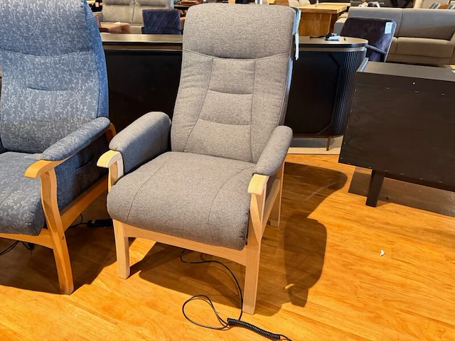 Relaxfauteuil elektrisch verstelbaar, maat medium sta op functie knudsen, grijs - afbeelding 2 van  7