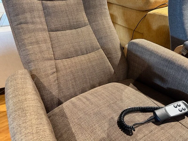 Relaxfauteuil elektrisch verstelbaar, maat medium sta op functie knudsen, taupe - afbeelding 3 van  6