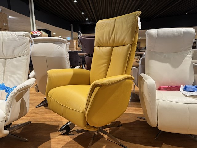 Relaxfauteuil, geel leer, elektrisch verstelbaar, chromen poot - afbeelding 1 van  4