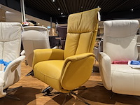 Relaxfauteuil, geel leer, elektrisch verstelbaar, chromen poot - afbeelding 1 van  4