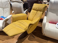 Relaxfauteuil, geel leer, elektrisch verstelbaar, chromen poot - afbeelding 2 van  4