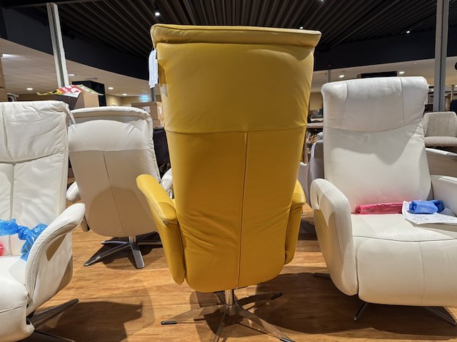 Relaxfauteuil, geel leer, elektrisch verstelbaar, chromen poot - afbeelding 4 van  4