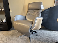Relaxfauteuil, grijs leder, elektrisch verstelbaar