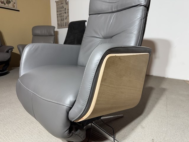 Relaxfauteuil, grijs leder, elektrisch verstelbaar - afbeelding 2 van  4