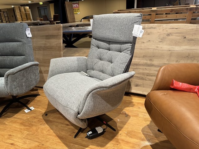 Relaxfauteuil, grijs stof, elektrisch verstelbaar, zwarte poot - afbeelding 1 van  6