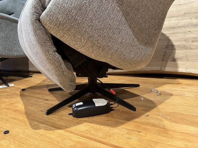 Relaxfauteuil, grijs stof, elektrisch verstelbaar, zwarte poot - afbeelding 4 van  6