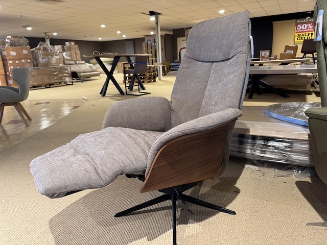 Relaxfauteuil, taupe stof, elektrisch verstelbaar, zwarte poot - afbeelding 3 van  6