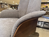 Relaxfauteuil, taupe stof, elektrisch verstelbaar, zwarte poot - afbeelding 5 van  6