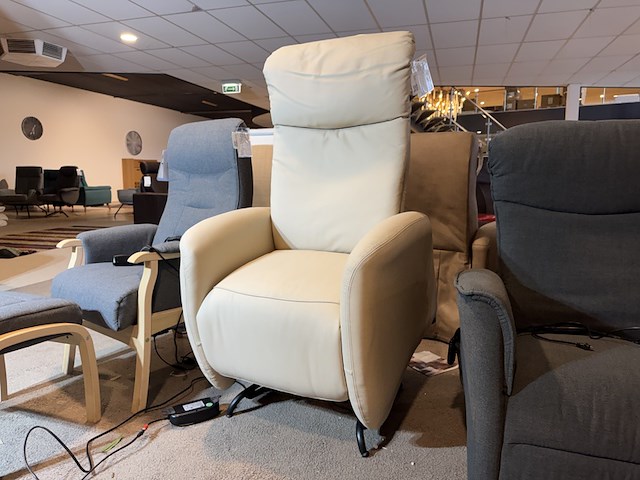 Relaxfauteuil, wit leder, elektrisch verstelbaar, zwart onderstel - afbeelding 1 van  5