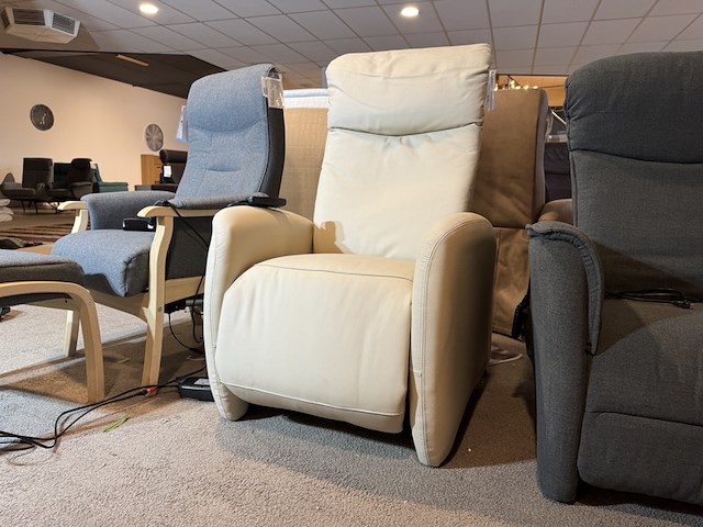 Relaxfauteuil, wit leder, elektrisch verstelbaar, zwart onderstel - afbeelding 3 van  5