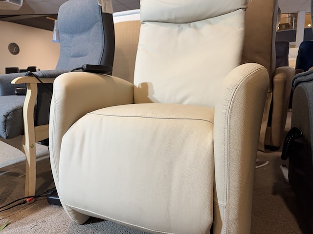 Relaxfauteuil, wit leder, elektrisch verstelbaar, zwart onderstel - afbeelding 4 van  5