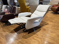 Relaxfauteuil, wit leer, elektrisch verstelbaar, chromen poot - afbeelding 2 van  5