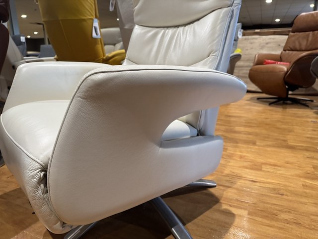 Relaxfauteuil, wit leer, elektrisch verstelbaar, chromen poot - afbeelding 4 van  5