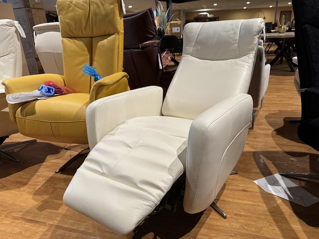 Relaxfauteuil, wit leer, elektrisch verstelbaar, chromen poot - afbeelding 3 van  6