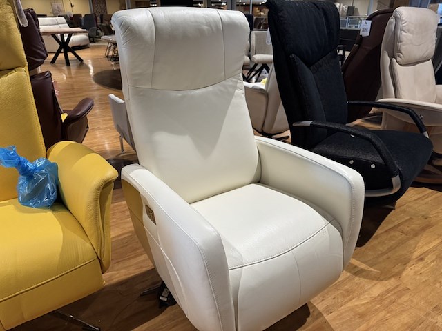 Relaxfauteuil, wit leer, elektrisch verstelbaar, chromen poot - afbeelding 5 van  6