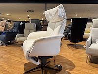 Relaxfauteuil, wit leer, elektrisch verstelbaar, zwarte poot - afbeelding 4 van  5