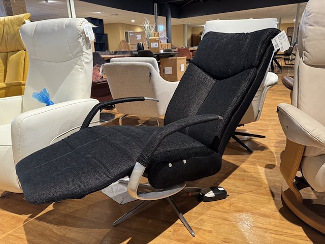 Relaxfauteuil, zwart stof, elektrisch verstelbaar, chromen poot - afbeelding 2 van  5