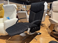 Relaxfauteuil, zwart stof, elektrisch verstelbaar, chromen poot - afbeelding 3 van  5