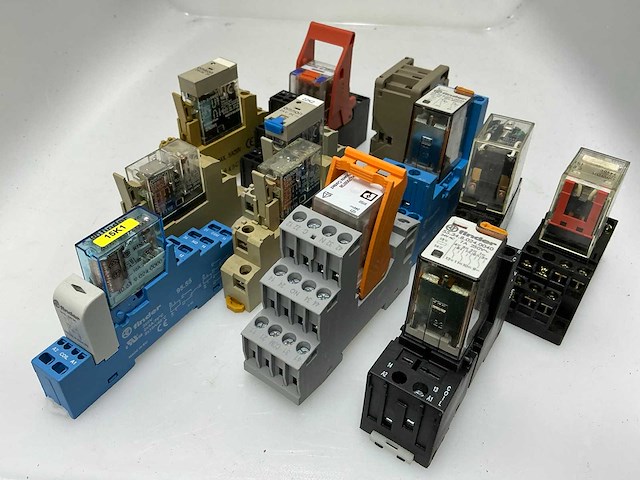 Releco/omron divers relais - afbeelding 1 van  8