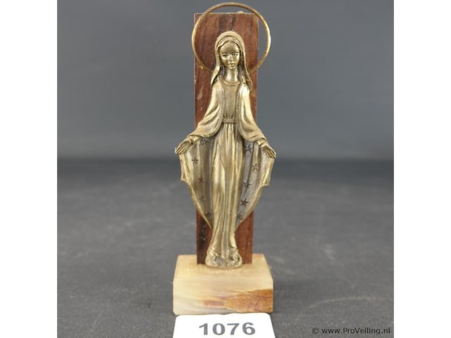 Religieus beeld op stenen basement - afbeelding 1 van  5