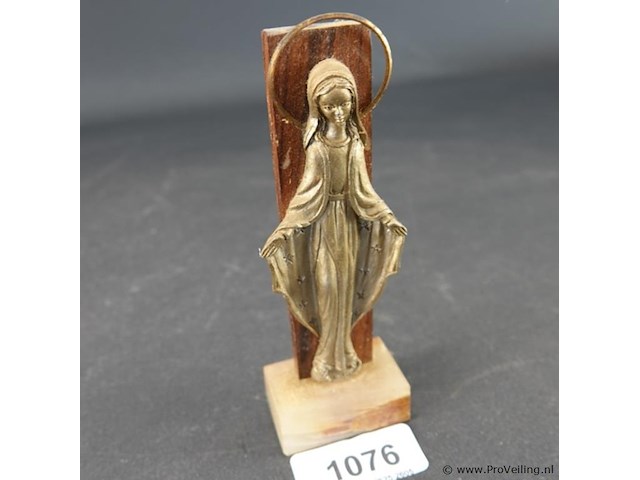 Religieus beeld op stenen basement - afbeelding 2 van  5