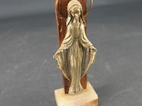 Religieus beeld op stenen basement - afbeelding 2 van  5