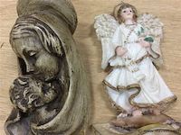 Religieus wijwatervat ( kunststof ) +… - afbeelding 2 van  2