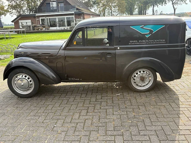 Renault - 1960 - juvaquatre - dauphinoise - oldtimer - afbeelding 25 van  28