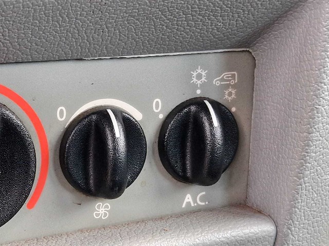 Renault - 2007 - kangoo - 1.6-16v 4x4 privil. - 08-xj-ns - afbeelding 13 van  26