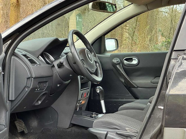 Renault - 2009 - mégane - grijs kenteken - 1.9 dci dynamique - 2-vbx-85 - afbeelding 13 van  17