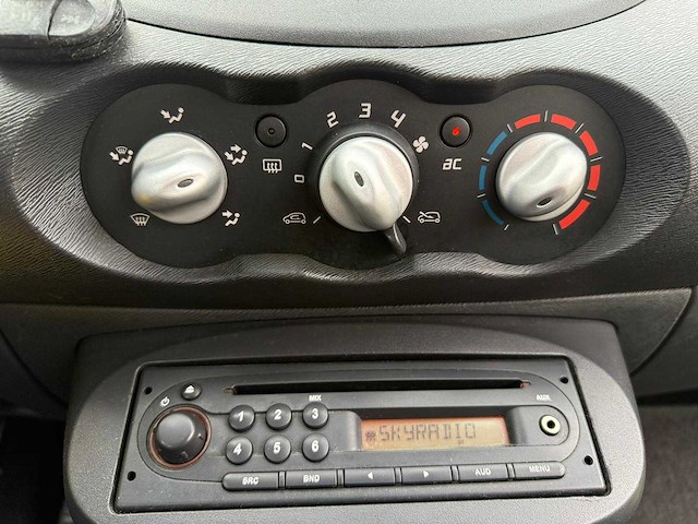 Renault - 2010 - twingo - 1.2-16v authentique - 37-nfn-9 - afbeelding 3 van  11