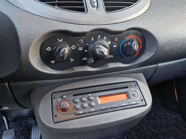 Renault - 2010 - twingo - 1.2-16v dynamique - 11-ltr-8 - afbeelding 10 van  24