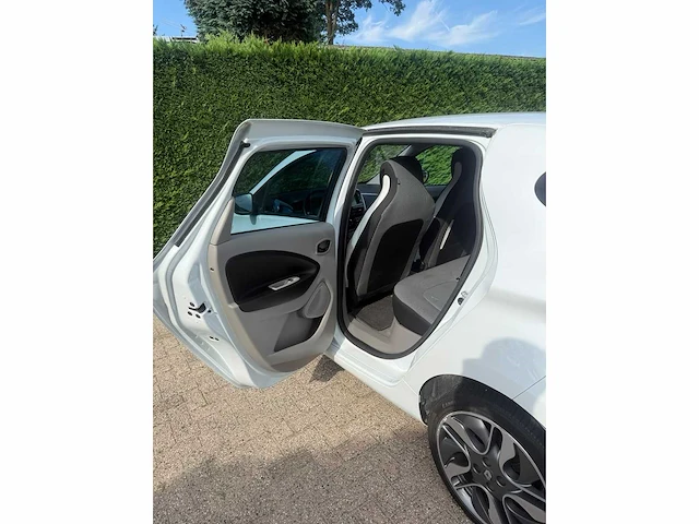 Renault - 2014 - zoe - q210 zen quickcharge 22 kwh - personenauto - afbeelding 2 van  22