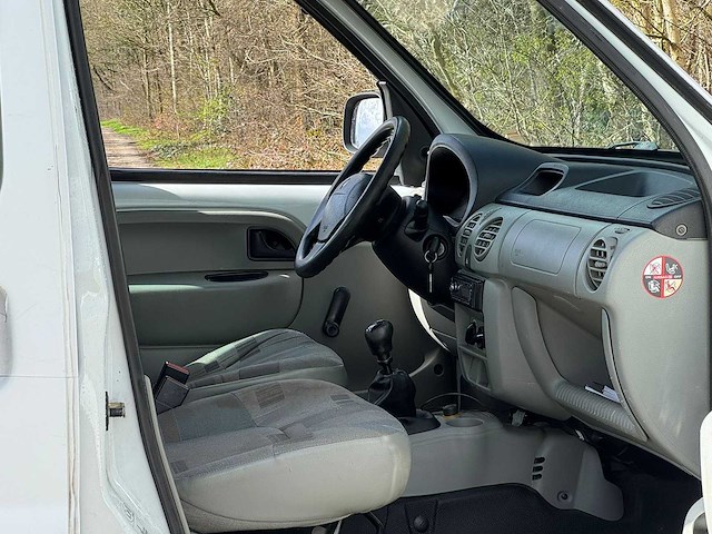 Renault - kangoo - 4x4 - 2006 - personenauto - afbeelding 3 van  13