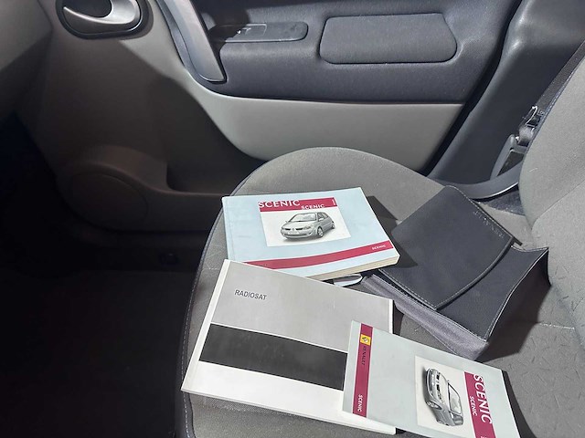 Renault - scénic - 1.6-16v business l. - 38-zh-dj - afbeelding 11 van  19