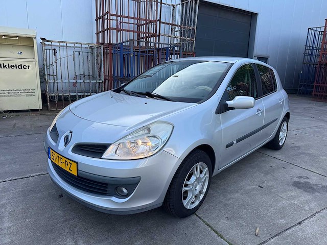 Renault -clio 1.6-16v privilège 51-tf-pz - afbeelding 1 van  1