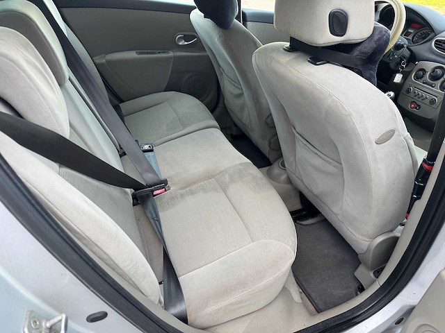 Renault -clio 1.6-16v privilège 51-tf-pz - afbeelding 4 van  18